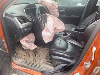 2016 Jeep Cherokee Trailhawk - Interior Front Seat Image